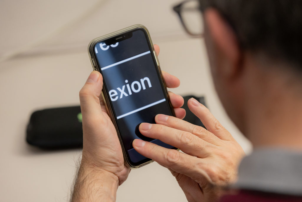 Applications mobiles : certaines détectent et lisent le texte à haute voix ou décrivent les objets alentours.