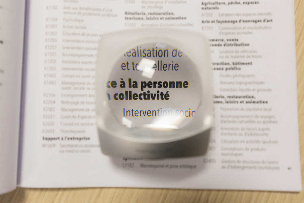 Loupes à main et loupes électroniques : pour agrandir textes et images
